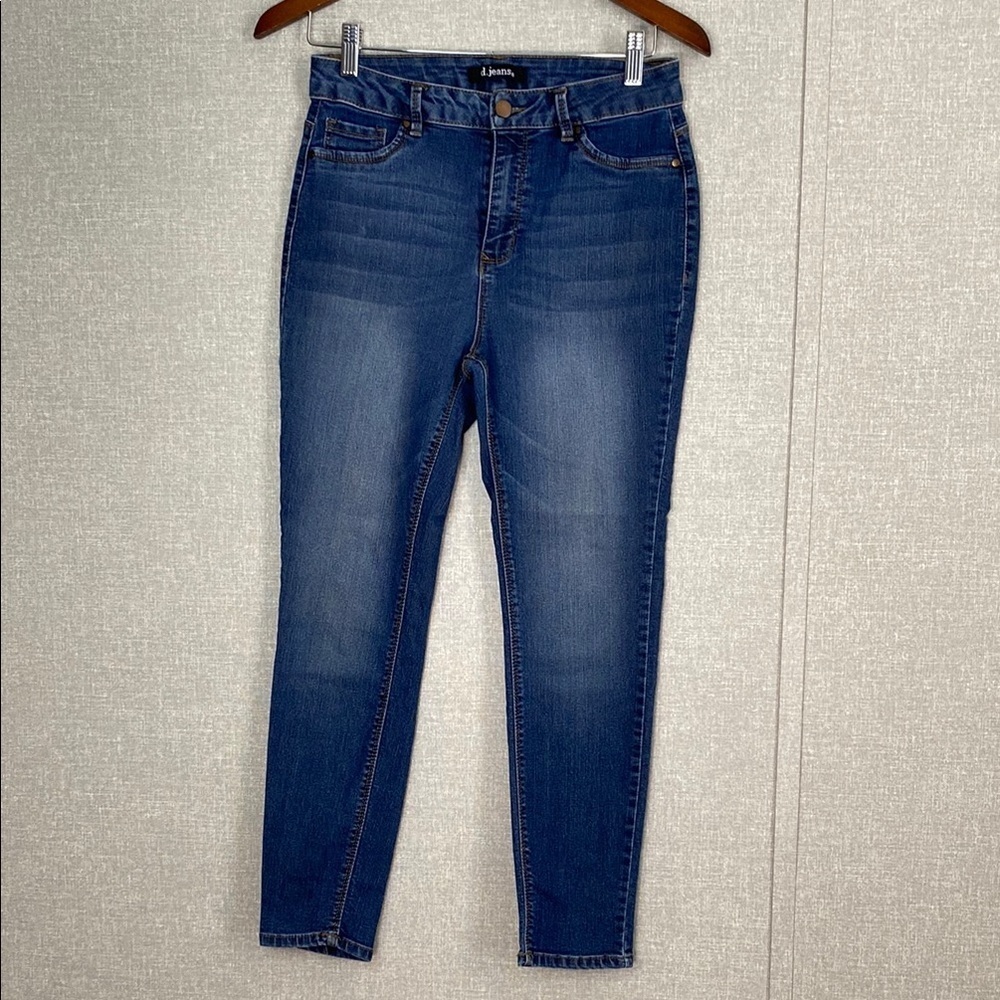 D.jean Classic Medium Blue Skinny Jeans with Tapered Leg and Gold Stitching